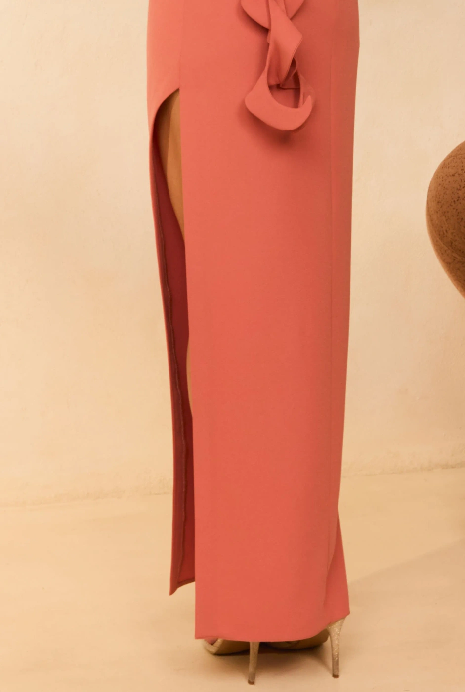 Ayleen – korallenfarbenes Maxi-Kleid mit dekorativem Ärmel