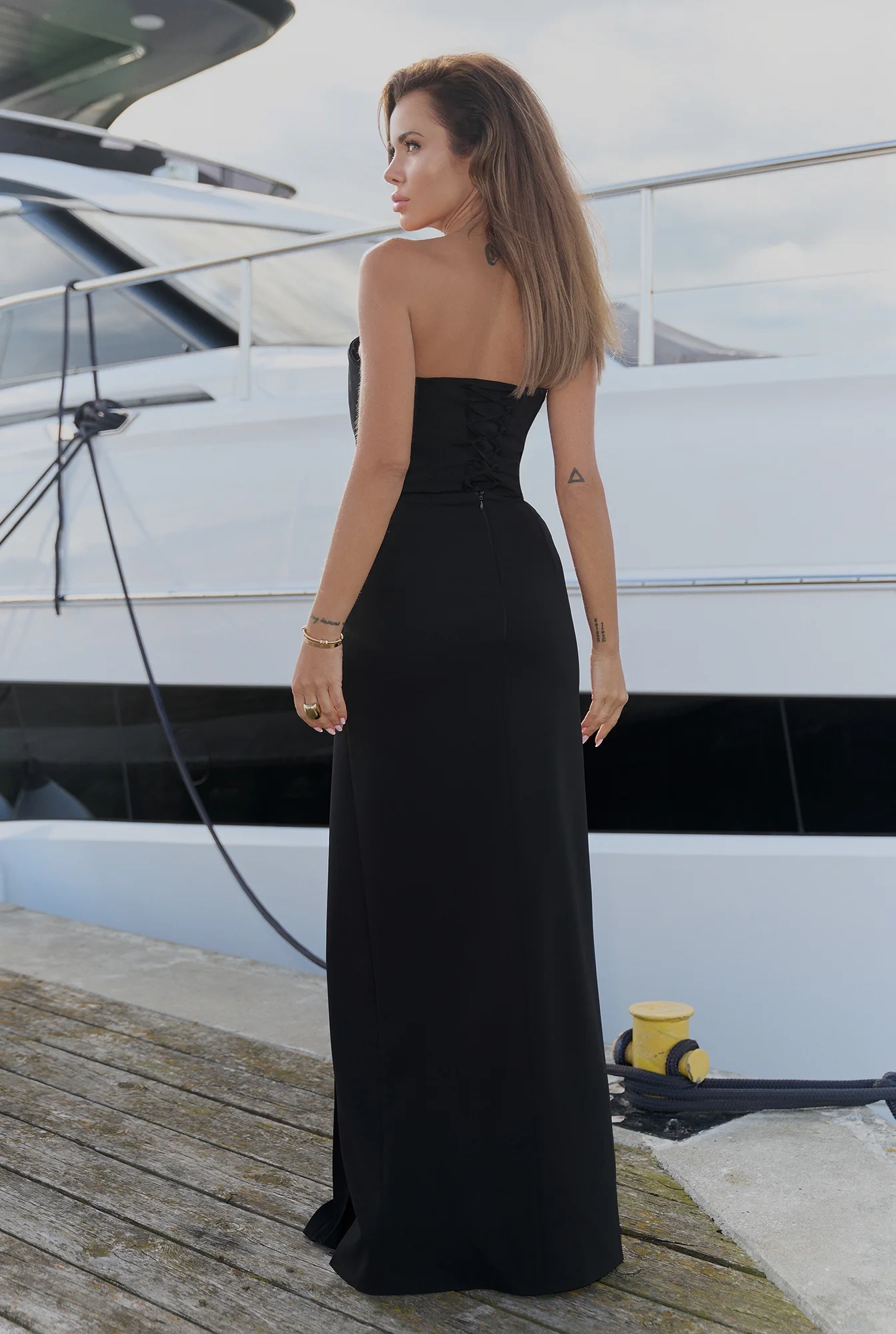 Hayami – schwarzes Maxikleid mit plissierter Vorderseite