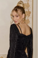 Amanda - Schwarzes Kleid mit eleganten Falten und Drapierungen