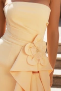 Kendra - Asymmetrisches Midikleid mit Bügelmieder, abnehmbaren Trägern und dekorativem Jabot