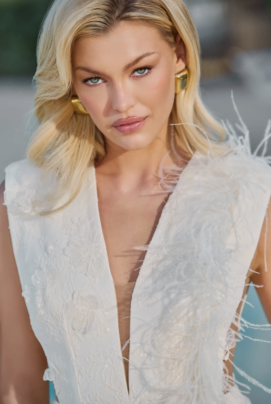 Tadashi – cremefarbenes Mini-Kleid mit Spitze und Federn