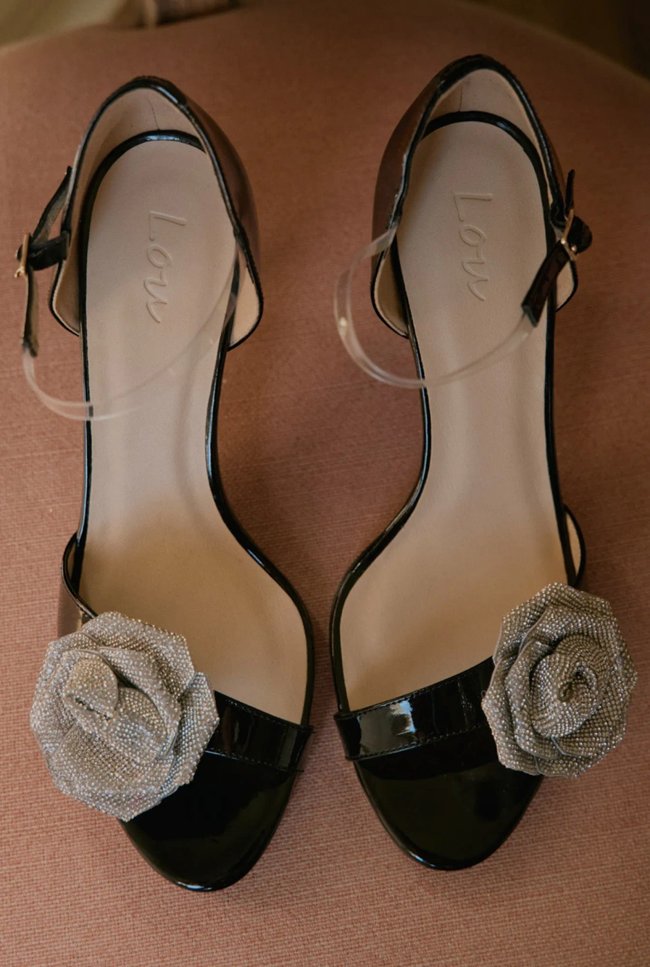 Iriza – schwarze Sandalen mit dekorativer Blume