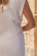 Jerefen - Elegantes Kleid mit betonten Schultern und dezenter Öffnung