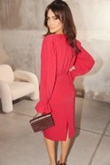 Trus – Himbeer-Midikleid mit langen, ausgefallenen Ärmeln