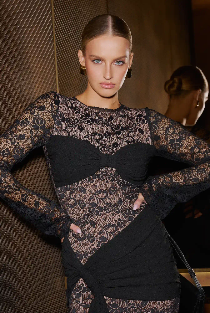 Ignis – schwarzes Spitzenminikleid mit Band an der Hüfte