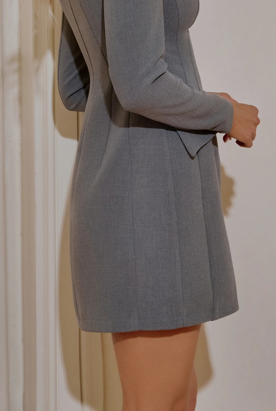 Aziza – ausgestelltes Kleid mit taillierten Schnitten