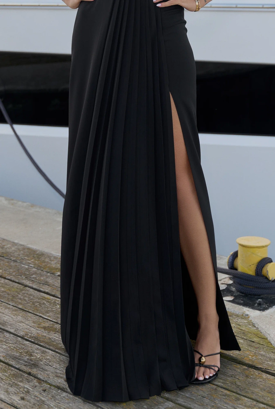 Hayami – schwarzes Maxikleid mit plissierter Vorderseite