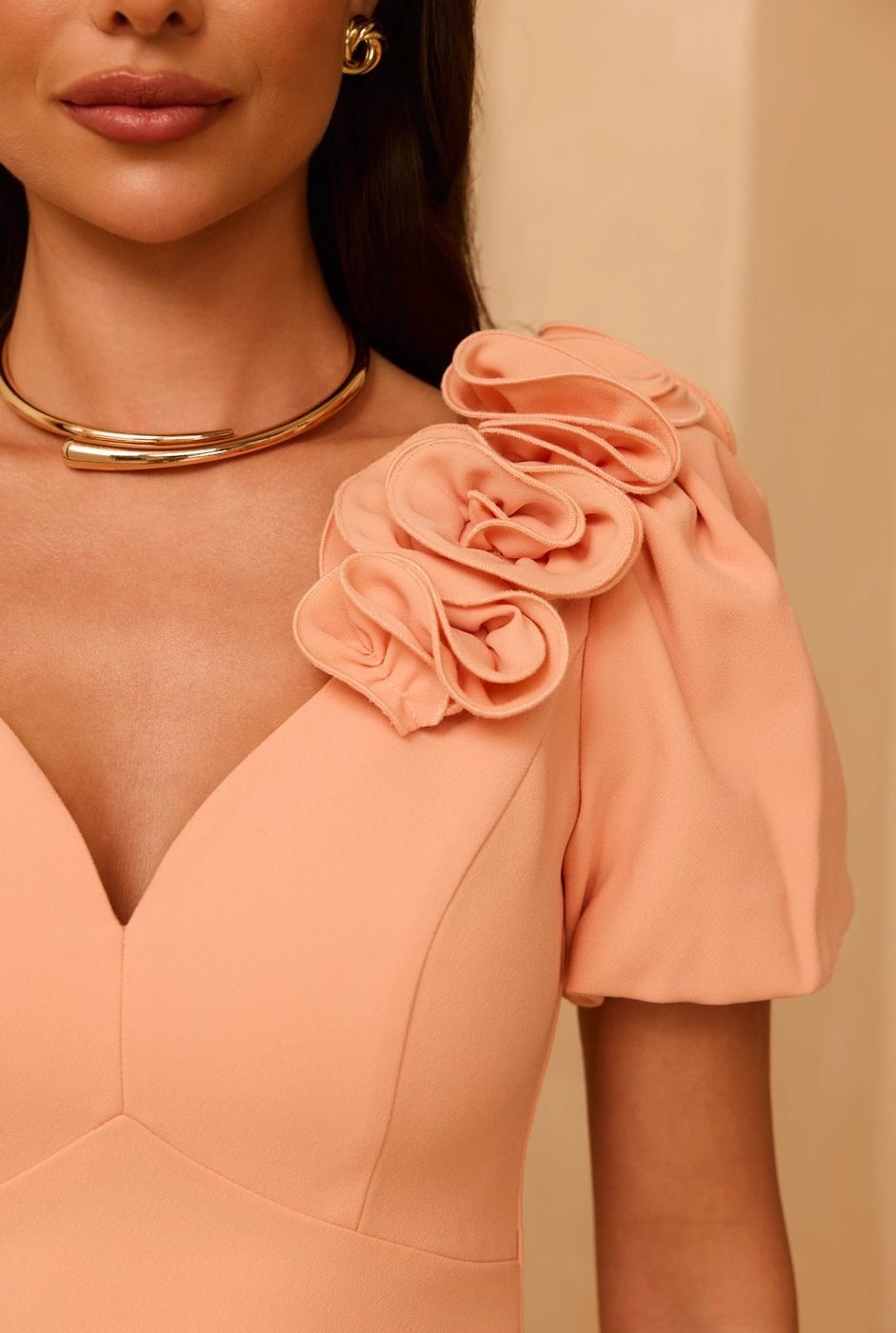 Flare - Pfirsichfarbenes Minikleid mit V-Ausschnitt, Puffärmeln und abnehmbarer Brosche