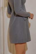 Aziza – ausgestelltes Kleid mit taillierten Schnitten
