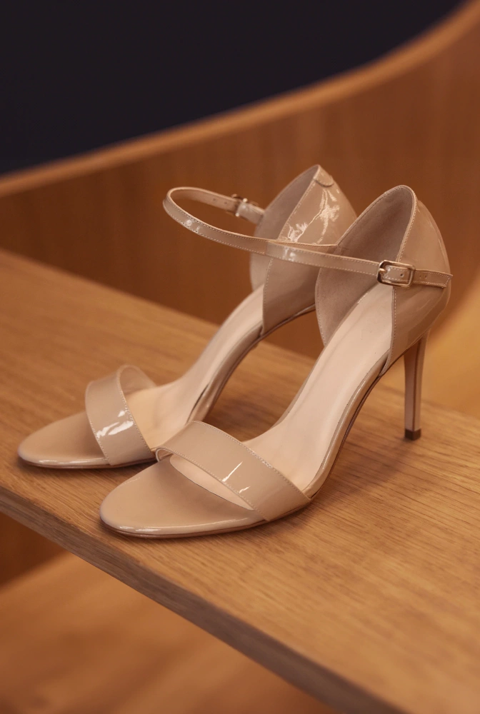 Zarina - Klassische lackierte Sandalen in Nude