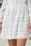 Aluna - Spitzenkleid mit Stehkragen in einem weißen Farbton