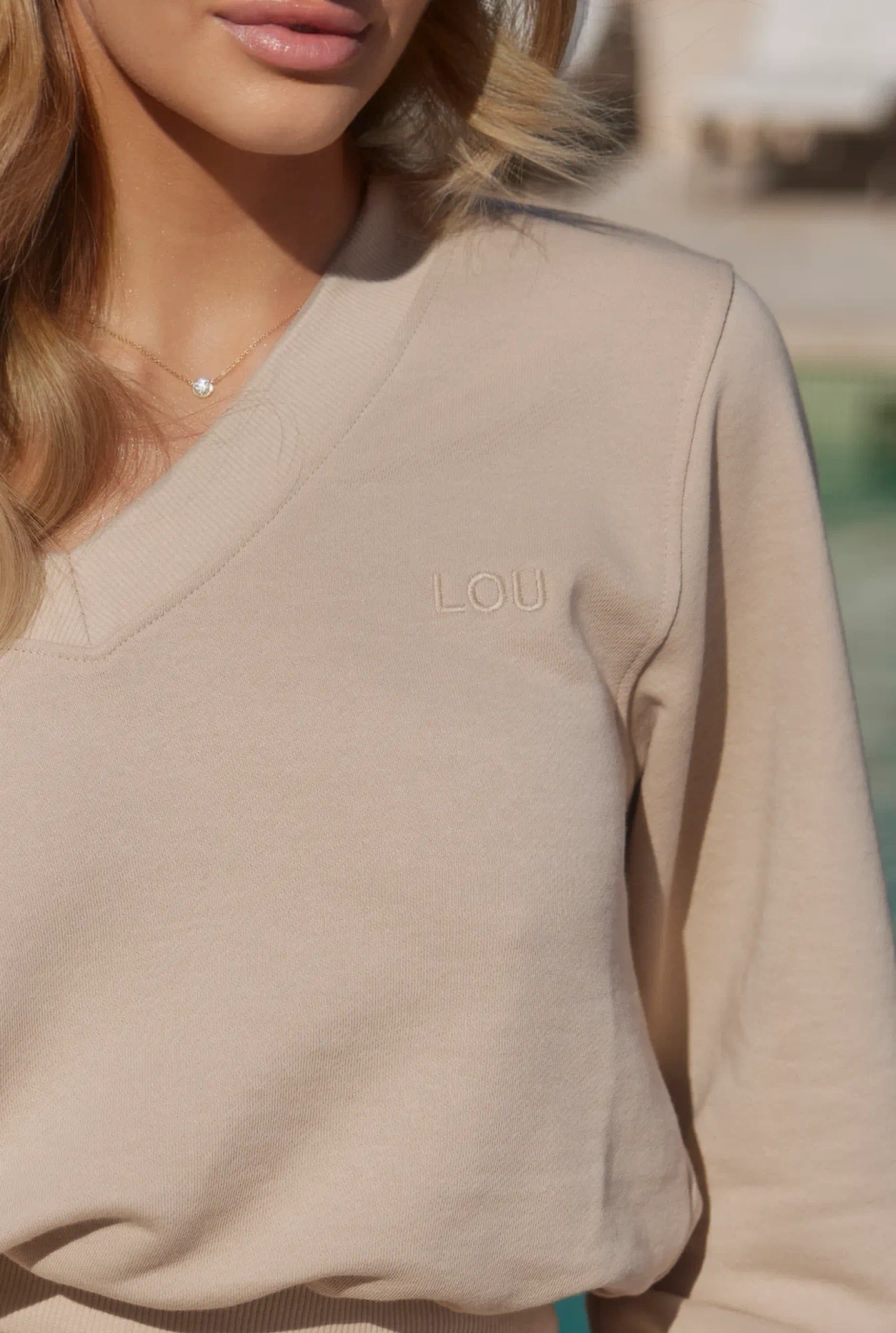 Hanako - Baumwoll-Sweatshirt-Set mit V-Ausschnitt Sweatshirt und Rock mit eingenähten Shorts