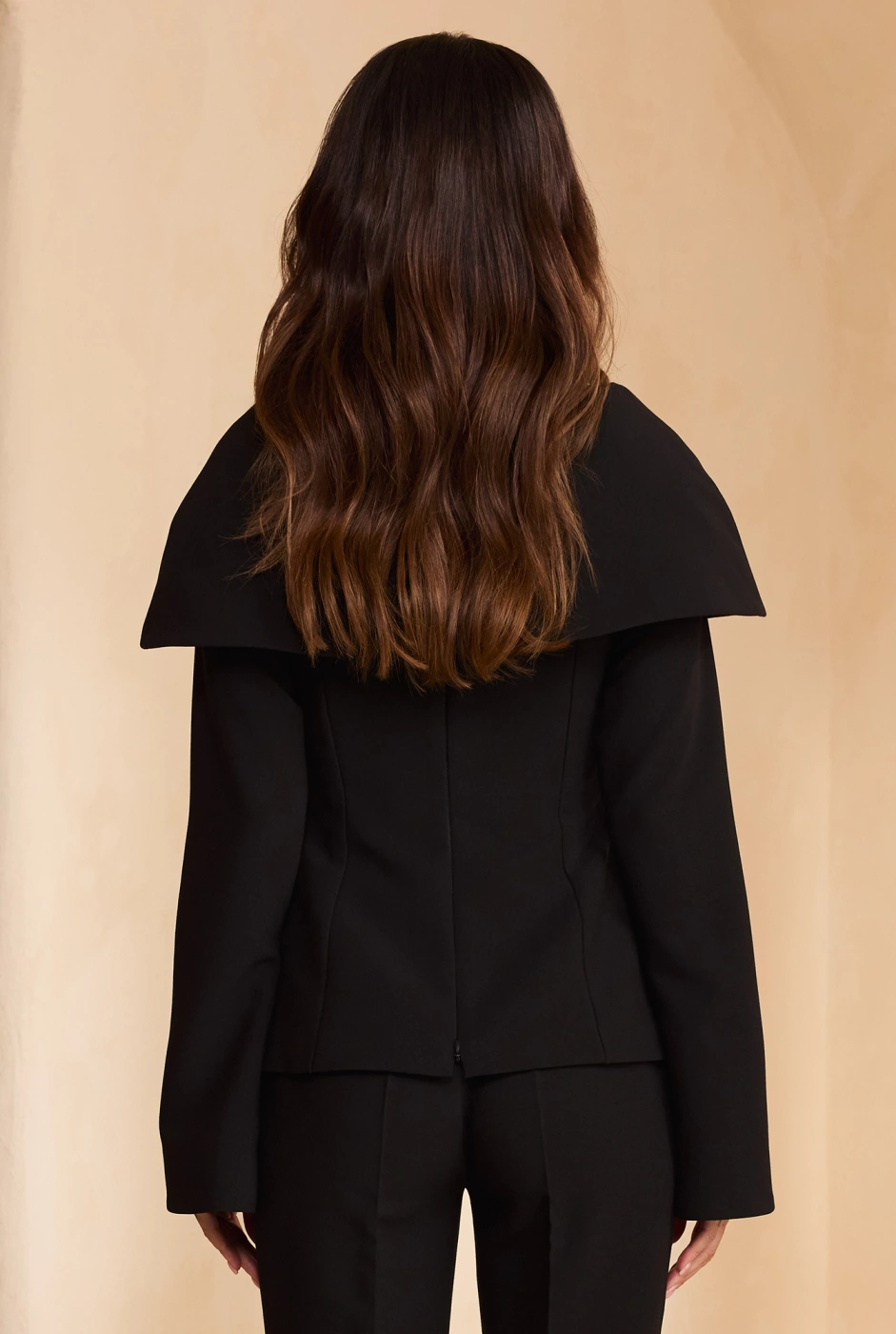 Quelo – schwarze Bluse mit großem Kragen