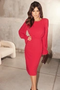 Trus – Himbeer-Midikleid mit langen, ausgefallenen Ärmeln