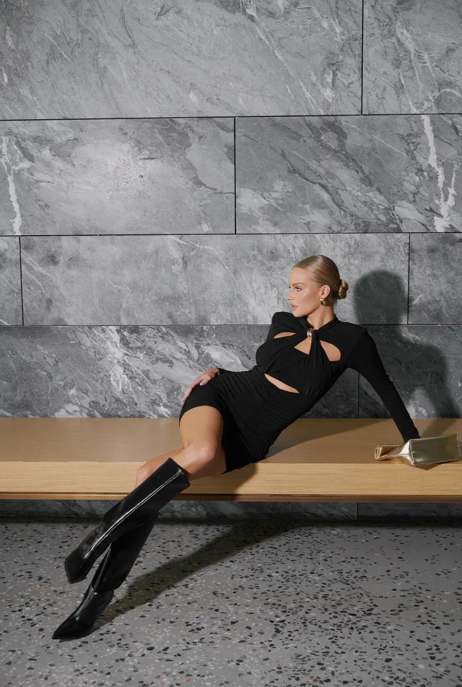 Khloe – schwarzes drapiertes Minikleid
