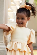 Tide - Gelbes Kinderkleid mit Buff-Ärmeln und Rüschen + Haarband