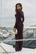 Amalfi – schokoladenfarbenes Maxikleid mit dekorativer Raffung