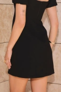 Norella – schwarzes Minikleid mit Taschen