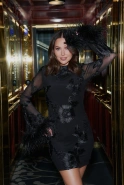 Unella – schwarzes Minikleid mit Federn