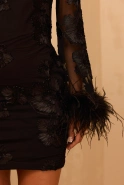 Unella – schwarzes Minikleid mit Federn