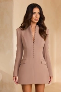 Avocada – cappuccinofarbenes Minikleid mit dekorativen Taschen