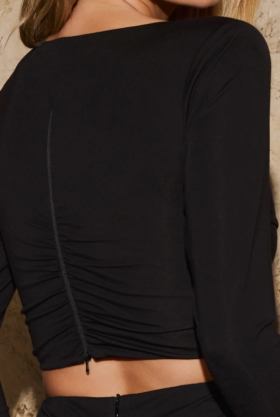 Jasiri – black top with a decorative cut-out