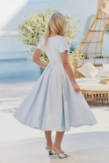 Goreti – blaues Midikleid mit Wellenausschnitt
