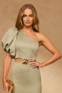 Lenna – olivfarbenes Midikleid mit dekorativer Brosche
