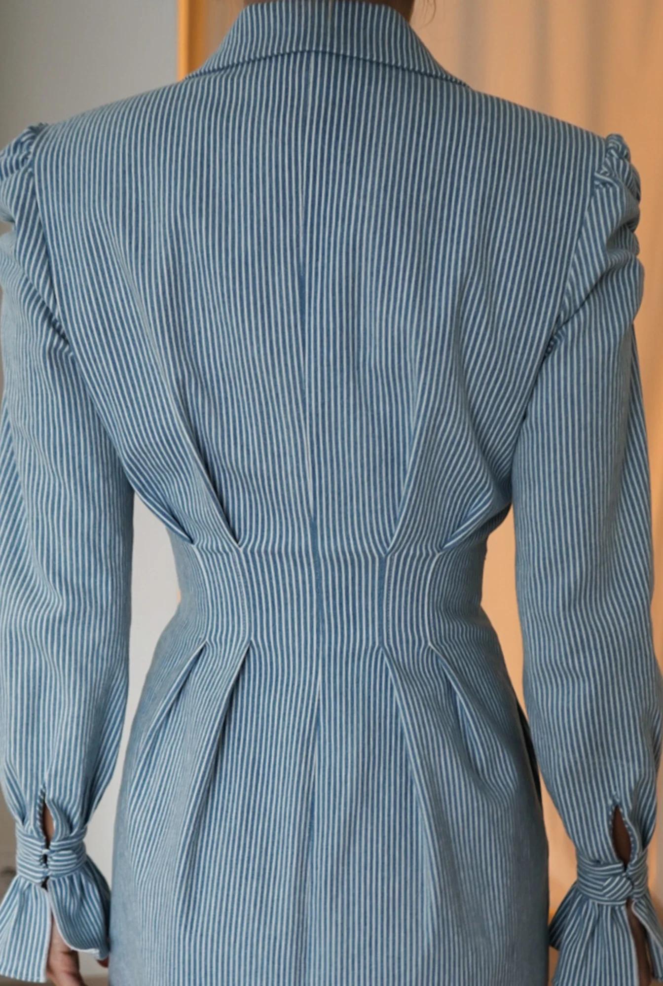 Vari - Blaues Denim-Minikleid mit Ausschnitt