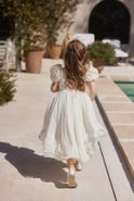 Ajla - Tailliertes Kinder-Knitterkleid mit Blumenapplikationen und asymmetrischem Unterteil