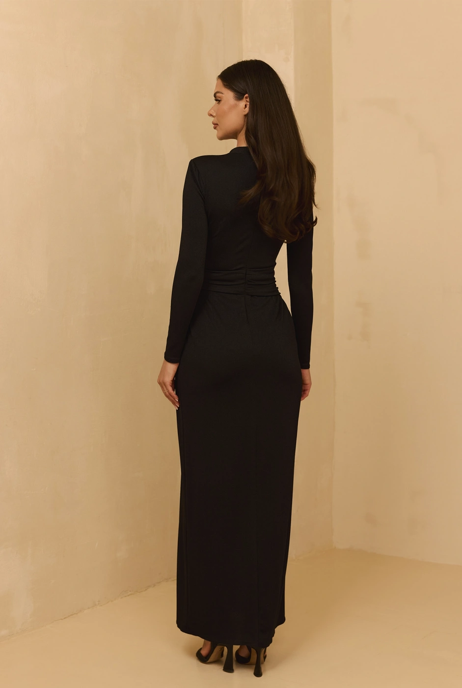 Ariana - Schwarzes Maxikleid mit verschnörkelter Schnalle, Schulterpolstern und Zirkonen