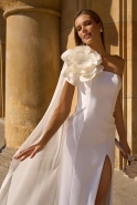 Lilianna - asymmetrisches Brautkleid mit Blumenverzierung