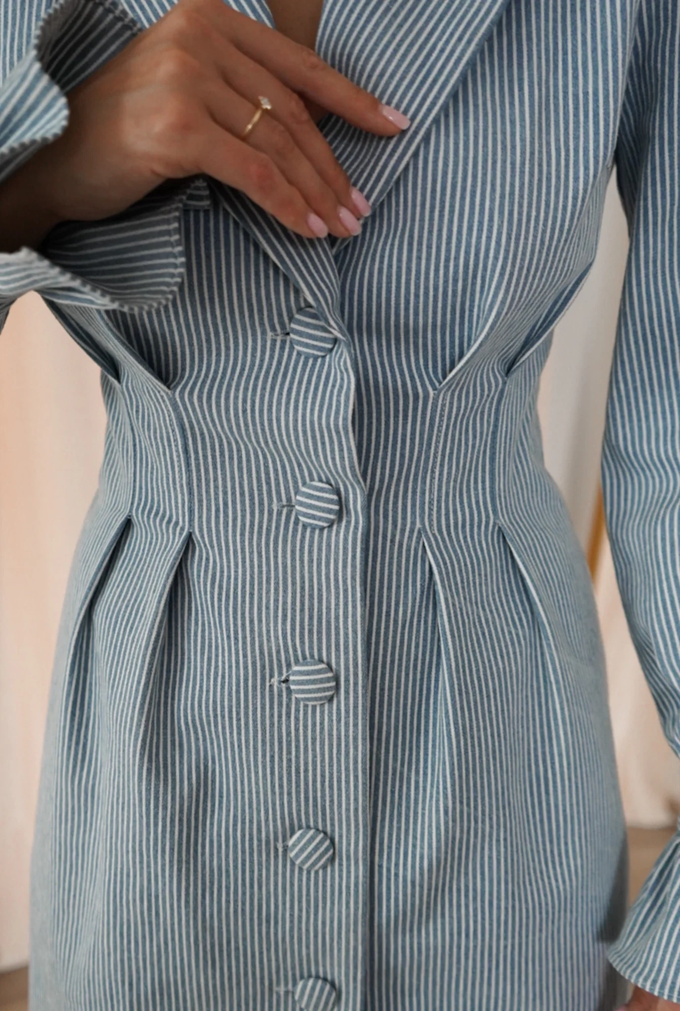 Vari - Blaues Denim-Minikleid mit Ausschnitt