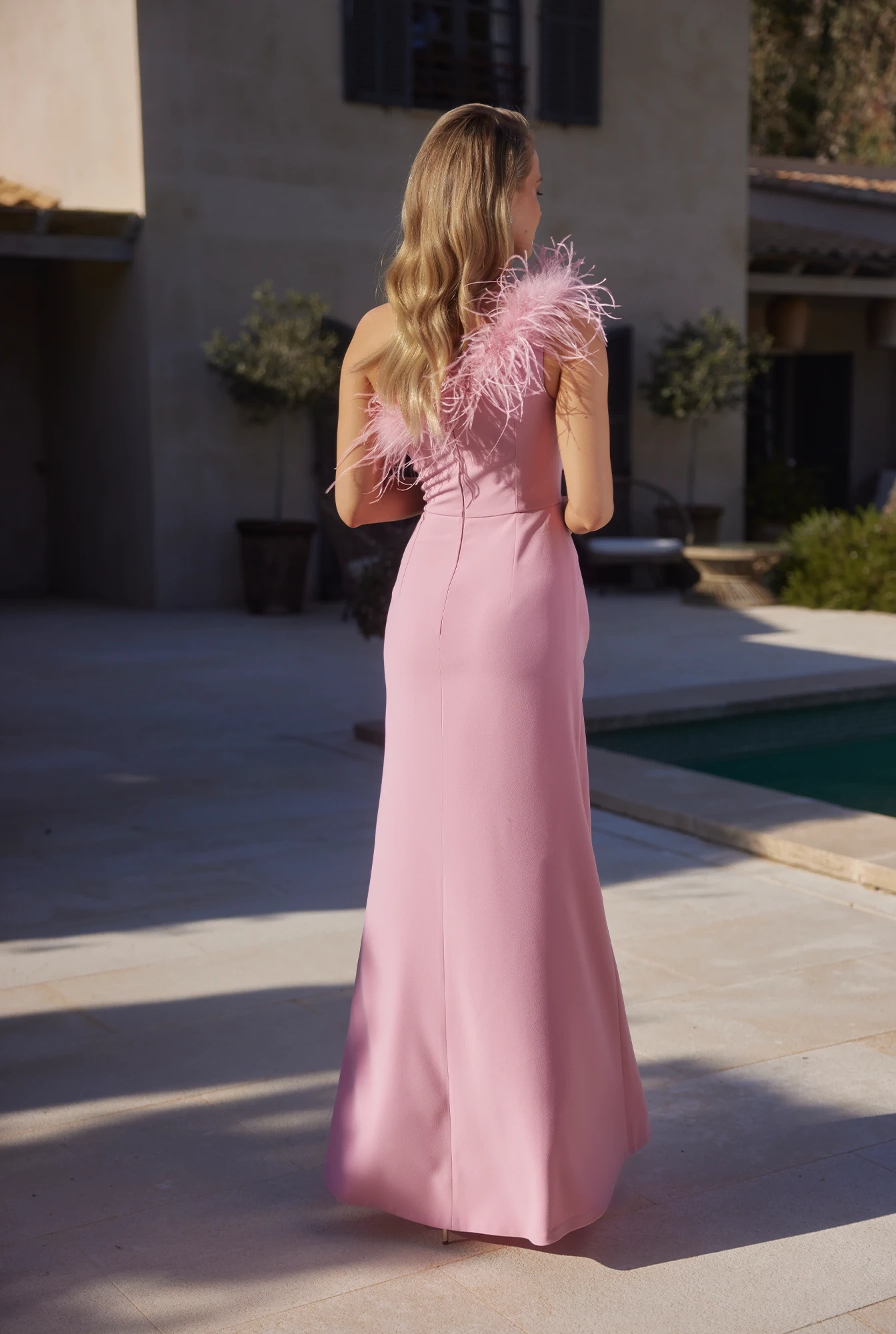 Amaya – Elegantes Maxikleid mit Korsett und Federn