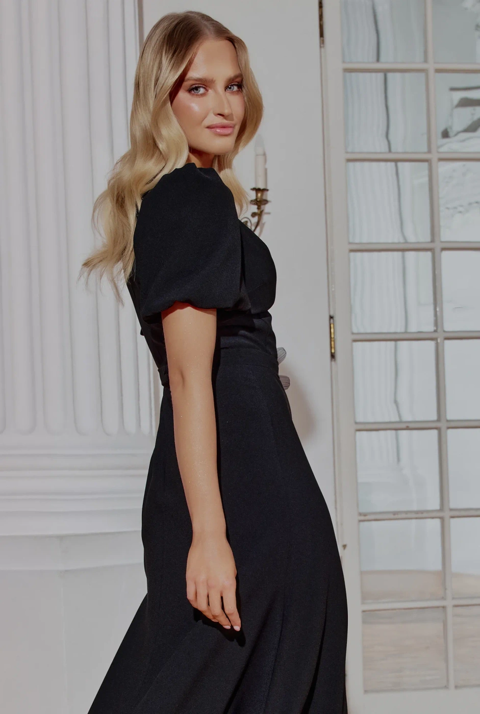 Hover - Schwarzes Maxikleid mit bauschigen Ärmeln, geradem Oberteil, ausgestelltem Unterteil, Schnallengürtel mit abnehmbarer Applikation und spitzem Ausschnitt