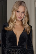 Afiya – schwarzes Minikleid aus Samt und Pailletten