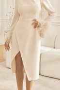 Soledad - Klassisches cremefarbenes Kleid mit Federn