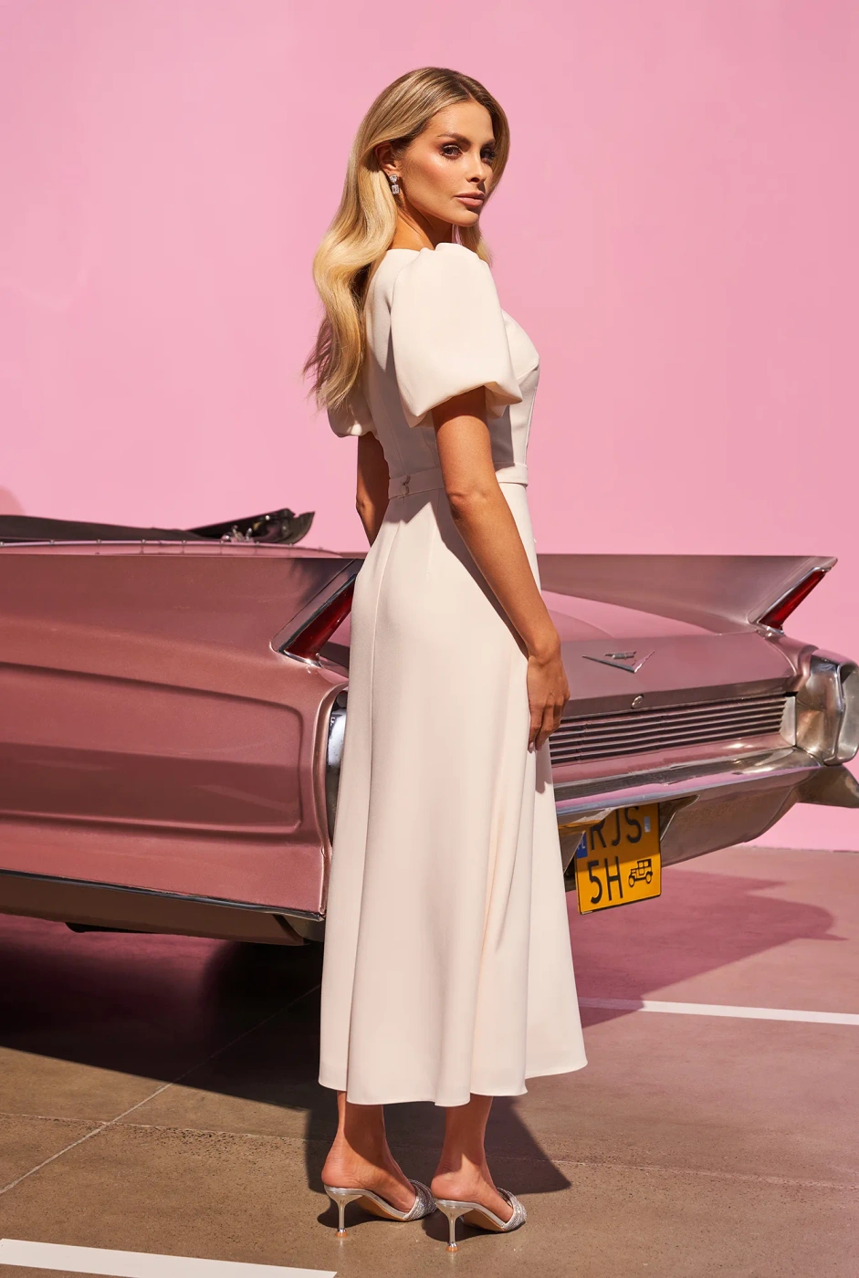 Hover - eleganter Midi in Ecru mit Blume