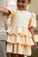 Tide - Gelbes Kinderkleid mit Buff-Ärmeln und Rüschen + Haarband